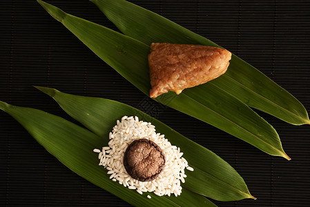 包粽子的箬叶中国传统节日端午节的粽子背景