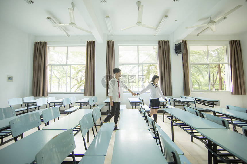 教室里恋爱的大学生图片