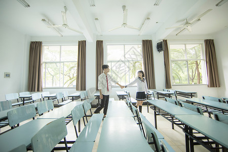 二人行教室里恋爱的大学生背景