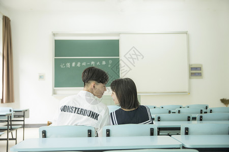 教室里恋爱的大学生背景图片