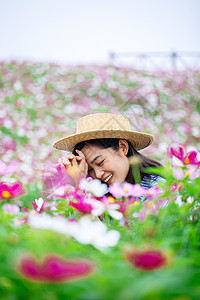 花团锦簇围绕的美女写真高清图片