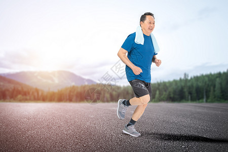 农村老人老年人跑步设计图片