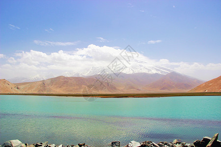 湖泊和堤岸新疆帕米尔高原的卡拉库里湖背景
