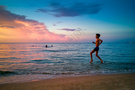 沙滩度假的孩子海边奔跑的孩子背景