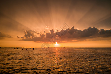 夏天悬崖海口海边日落耶稣光背景