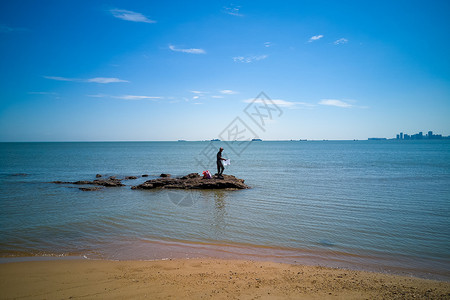 浪花加鱼海南海边风景背景