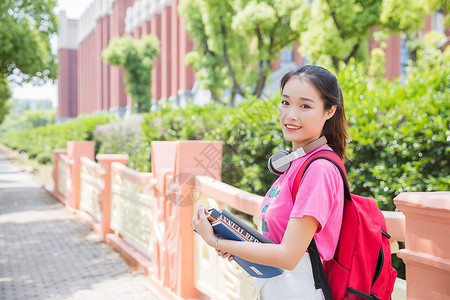 耳机可爱素材大学生抱着书本背景