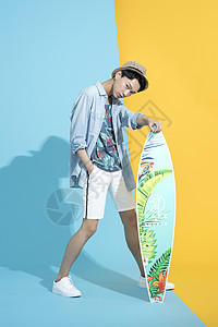 拿着冲浪板的青年男性形象背景图片