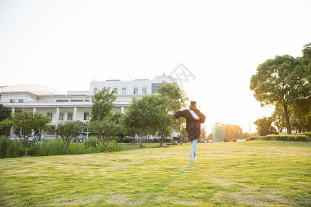 跳跃学士服男孩毕业季夕阳下青春学生奔跑背景