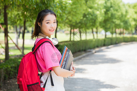 大学生抱着书本图片