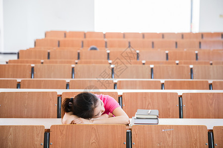 大学教室里学生在休息图片