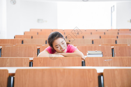 大学教室里学生在休息图片