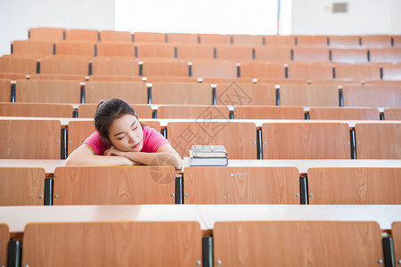 大学教室里学生在休息图片