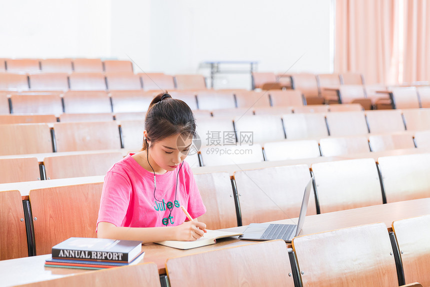 青春学生教室里学习图片