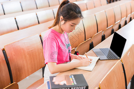 青春学生教室里学习图片