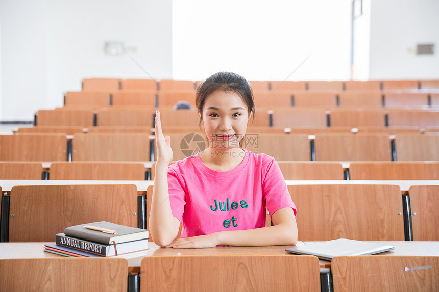 教室里听课举手的学生图片