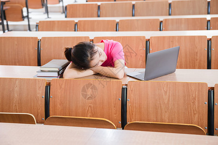 大学教室里学生在休息图片