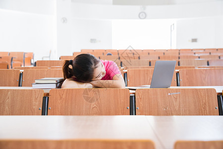 大学教室里学生在休息图片