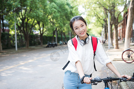 毕业季青春学生手扶自行车图片