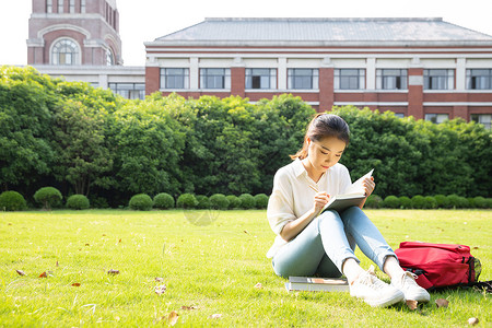 耳机书本素材青春大学生草地上学习背景