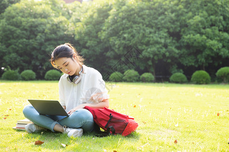 拎着书包女生青春大学生草地上学习背景