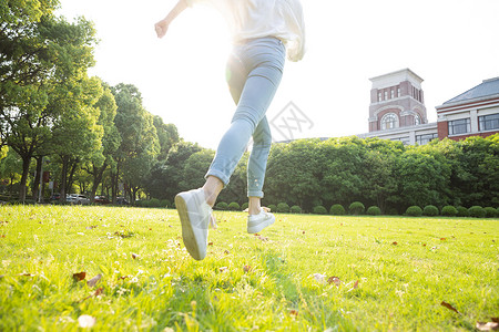 年轻人奔跑背影毕业季青春学生奔跑特写背景