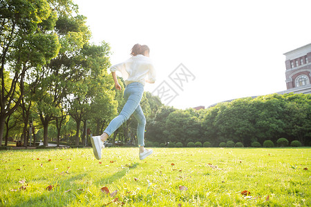 大学生奔跑毕业季青春学生草地奔跑背景