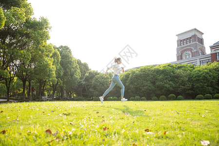 毕业季青春学生草地奔跑图片