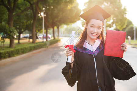 夕阳下的毕业生毕业季青春大学生背景