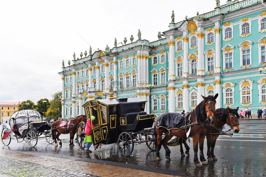 俄罗斯圣彼得堡冬宫广场上马车图片