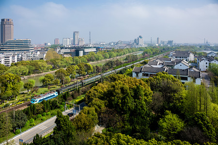 城市中的铁路背景图片