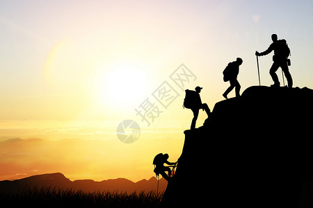 登山探险夕阳下登山人物剪影设计图片