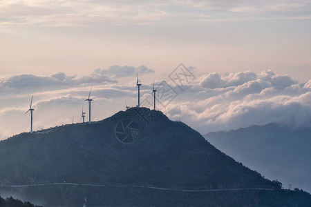 湖北咸宁九宫山顶云雾缭绕的风车高清图片