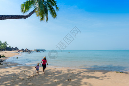 海滩母女海南三亚海滨风光背景