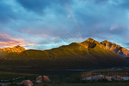 甘肃当金山日照金山背景