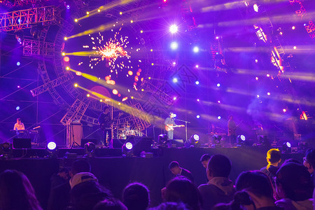 听众音乐节演唱会歌谣季狂热的舞台现场和观众背景