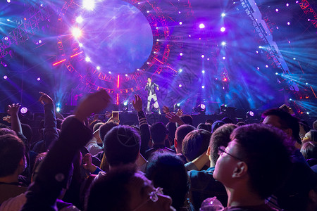 粉丝俱乐部音乐节演唱会歌谣祭狂热的舞台现场和观众背景