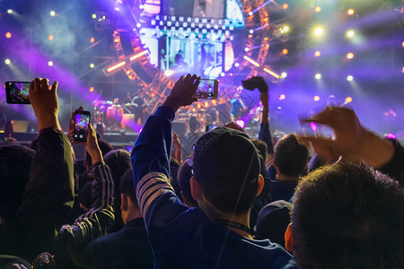 音乐节演唱会歌谣季狂热的舞台现场和观众高清图片