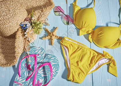 亮黄色的泳衣夏日度假静物色彩搭配背景
