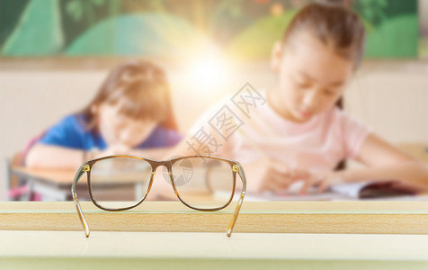 带眼镜小女孩视力保护设计图片