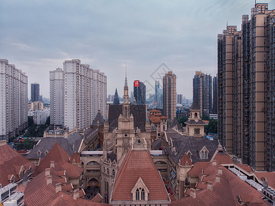 尖顶屋顶武汉高楼大厦包围中的教堂背景