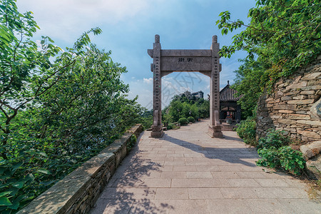 蓝天白云下的湖北黄陂古门旅游景点图片