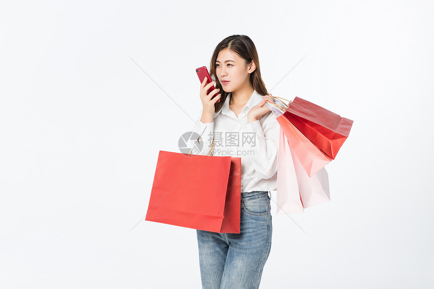 618女性开心购物打电话图片