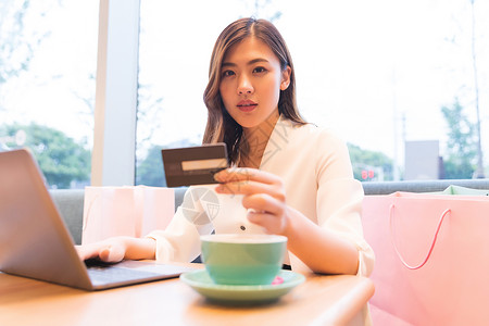 青年女性网购输卡号高清图片