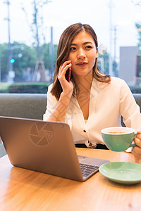 青年女性咖啡馆休闲办公图片