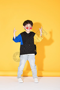 卡通促销人物时尚儿童小男孩带卡通眼镜背景