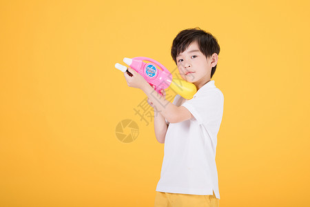 儿童小男孩手持玩具水枪图片