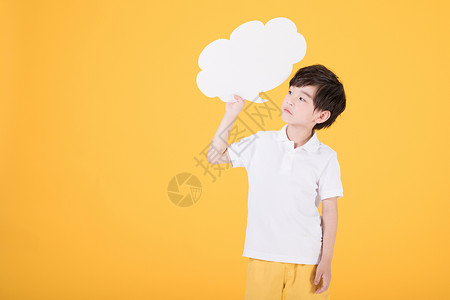 简单可爱气泡对话框小男孩手持对话框儿童教育背景