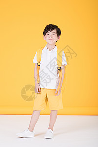 儿童教育背书包上学的小男孩背景图片