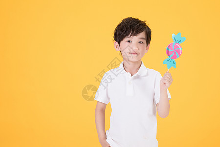 儿童小男孩手持卡纸糖果道具背景图片